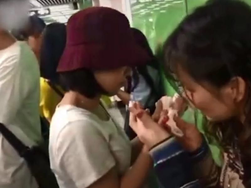 廣州地鐵負責人表示,由於地鐵站內乘客妝容較為驚悚,要求卸妝是避免引起其他乘客恐慌。 影片截圖