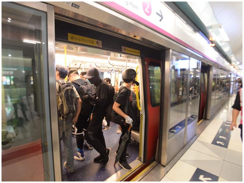 港鐵指安全情況下盡可能提供列車接載滯留乘客。資料圖片