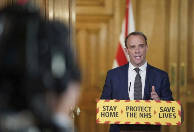 英國外相藍韜文主持疫情記者會。AP圖