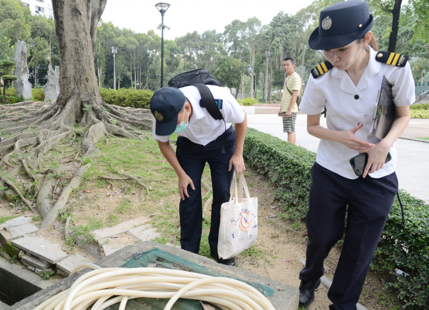 食環署視察感染老鼠戊型肝炎後死亡的屯門友愛邨病翁居住屋苑環境。 資料圖片