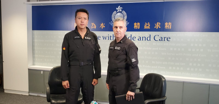 爆炸品處理課警司李展超、高級警司馬偉德會見傳媒。