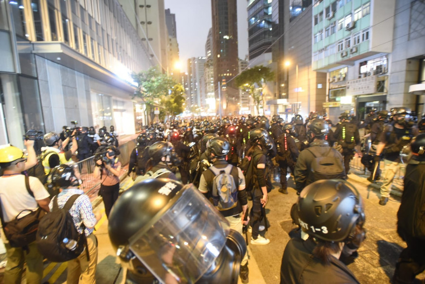 大批警員到場增援