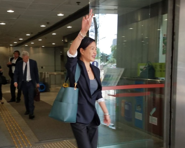 Amina離開法庭時卻高舉勝利手勢。陳楚琨攝