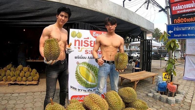 泰果商奇招請爆肌猛男賣榴槤促銷。 fb圖