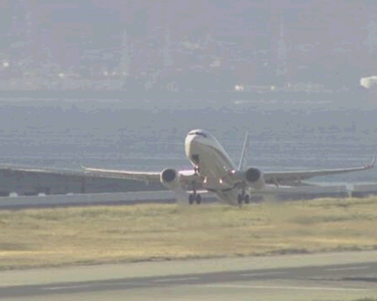 西機場再因無人機闖入需關閉跑道逾1小時。NHK
