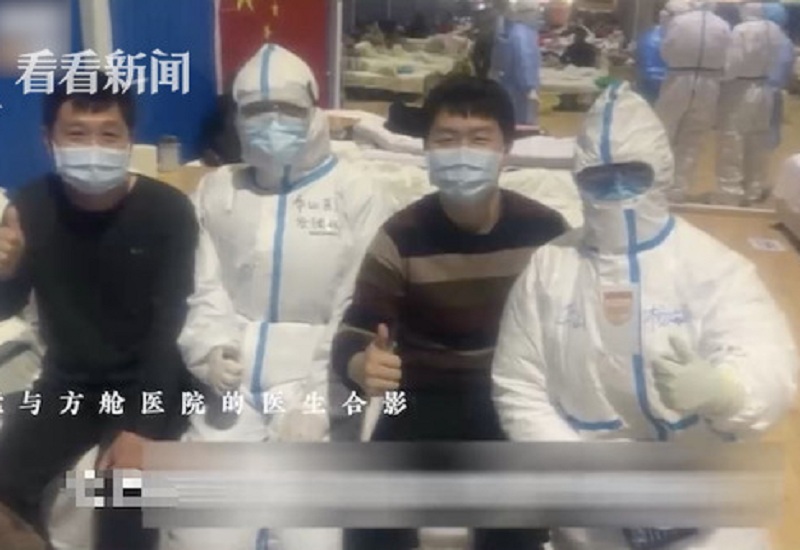 武漢男子治療時與楊護士合照。網圖