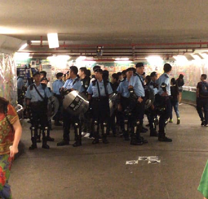 警方稱派人移除有警員私隱單張。網上圖片