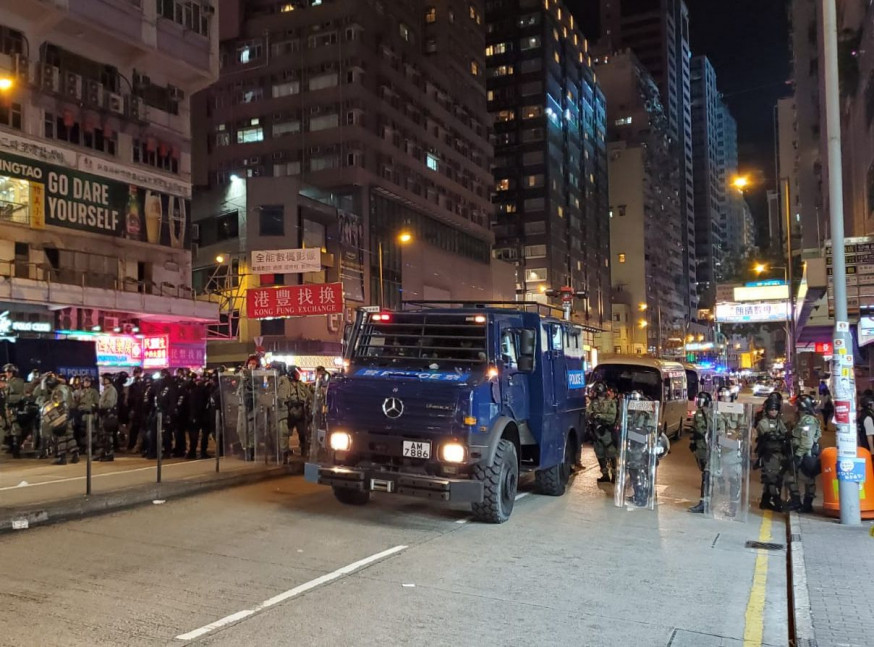 【修例風波】防暴警出動裝甲車 灣仔驅散示威者