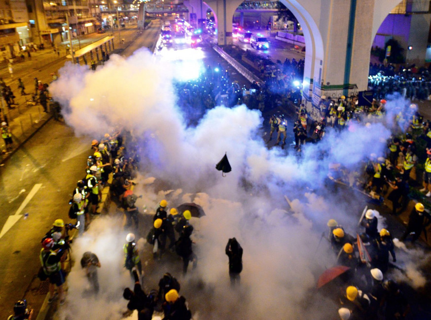 警方在上環信德中心外,施放催淚彈驅散人群。資料圖片