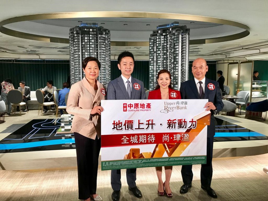 張詩韻(圖右二)指,集團會視乎首輪銷情決定加推安排。