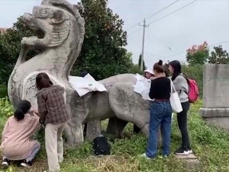 江蘇一座有 1500 年歷史的石刻被上海美術學院一班師生非法盜拓。(網圖)