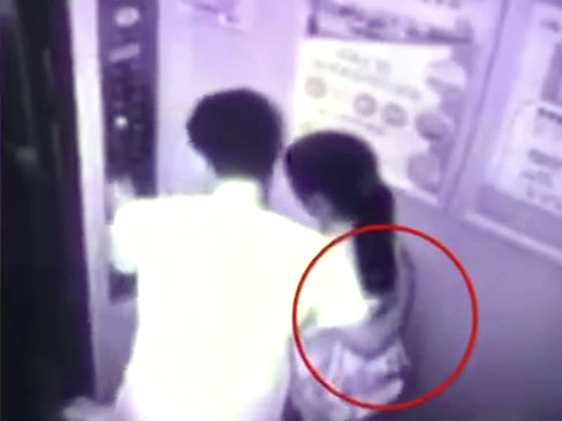 男子在電梯內非禮少女。(網圖)