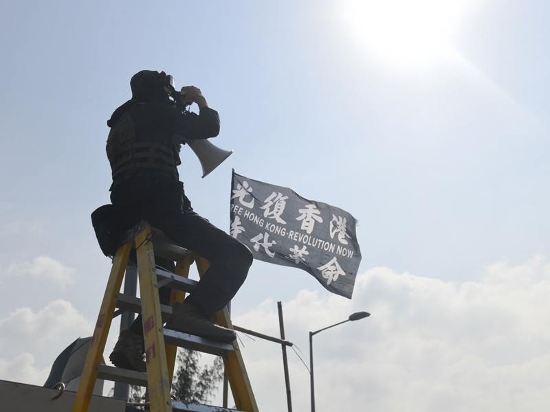 中大學生及外來黑衣蒙面人事後全部撤出中大,棄守二號橋。
