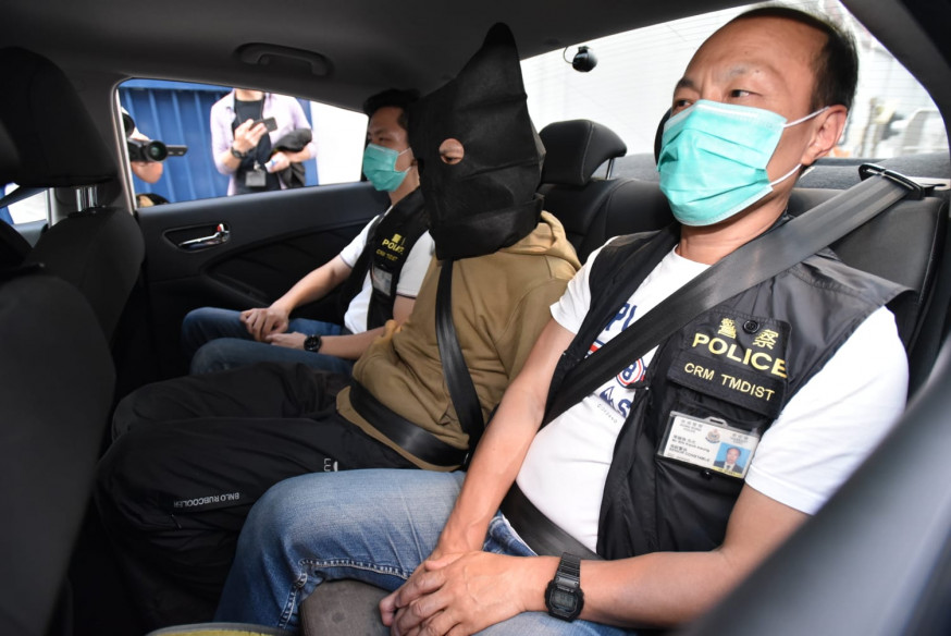 警方將疑犯押解返警署扣查。