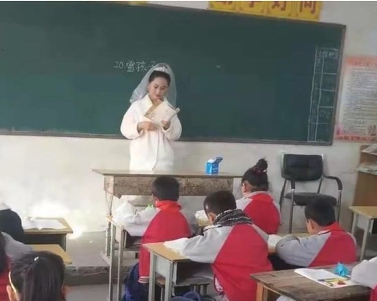 劉美迪趁化完妝等接親的間隙趕回校為學生們講課。網圖