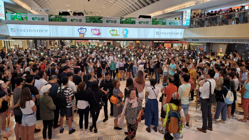 新港城中心一度有數百人聚集聲援被捕職員。