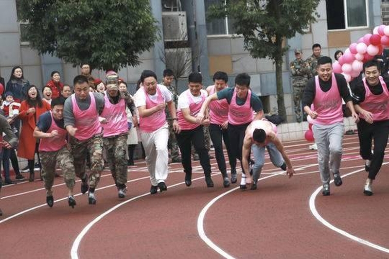 為了迎接三八婦女節,一群男老師們穿上8厘米高跟鞋跑1000米,為所在部門的女老師贏取禮物,體會女士辛苦。(網圖)