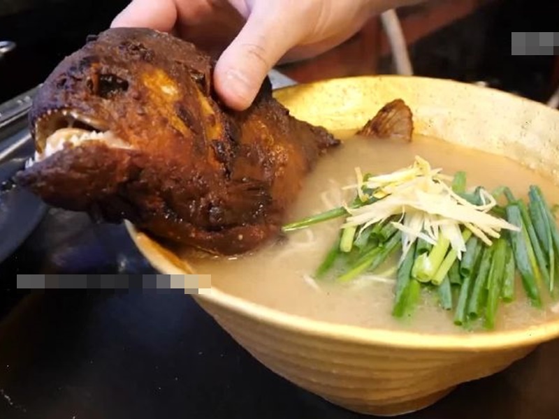 日本推出期間限定「食人魚拉麵」,每碗盛惠400港元。はじめしゃちょー(hajime)圖片