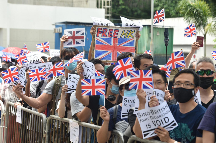 市民在領事館外集會。