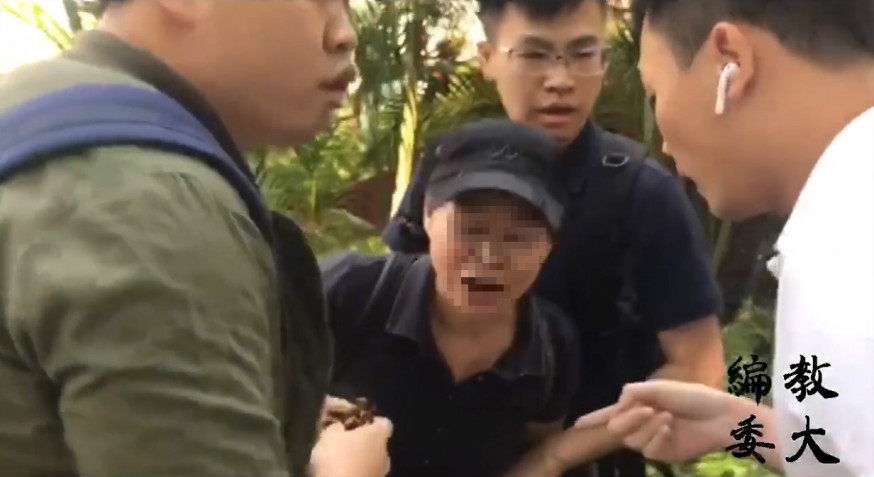 便衣警員制服一名婦人。教大編委會截圖