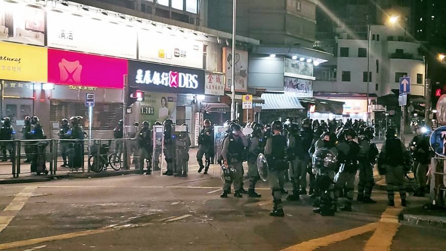 防暴警察驅散示威者
