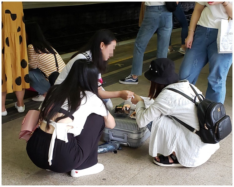 少女行李箱當飯桌。facebook群組「Tai Po大埔」Kat Kitty Fung