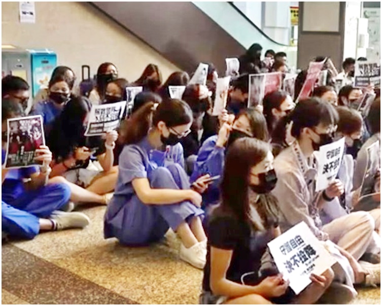 威院醫護靜坐。網民阿木圖片