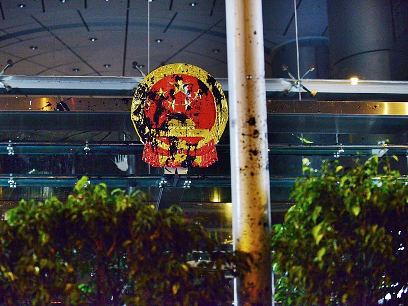 721當晚,中聯辦國徽遭人潑漆。資料圖片