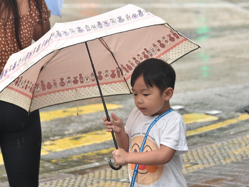 天文台預料本港地區今日大致多雲,有驟雨。