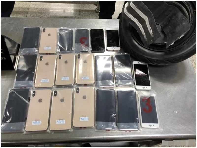 男子企用電單車輪轂從中英街走私20部iPhone,估計價值13萬。中國海關圖