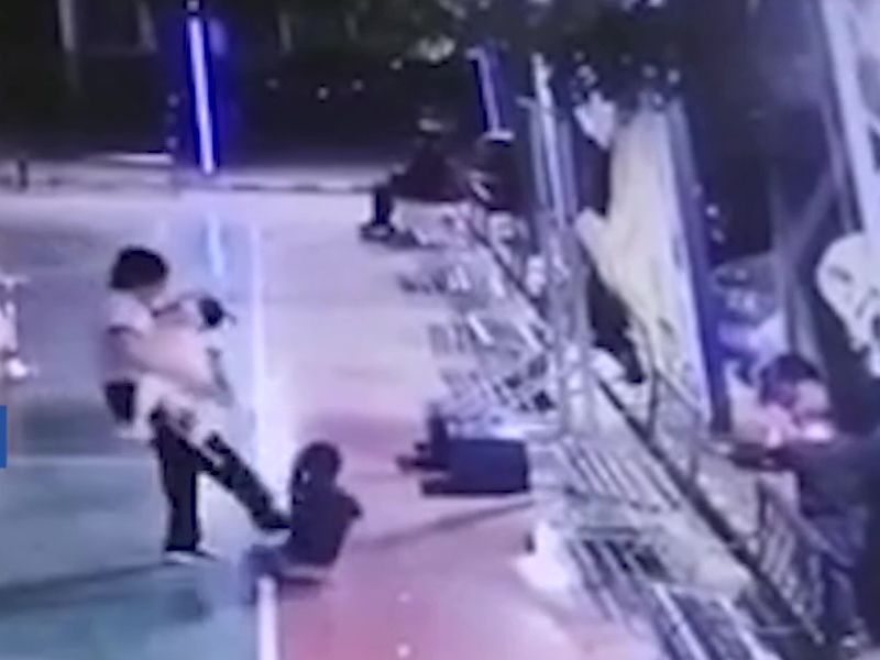 大媽因兩童爭滑板車暴打自閉男童。(網圖)
