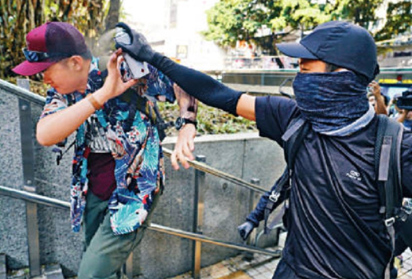 內地男被噴面。美聯社