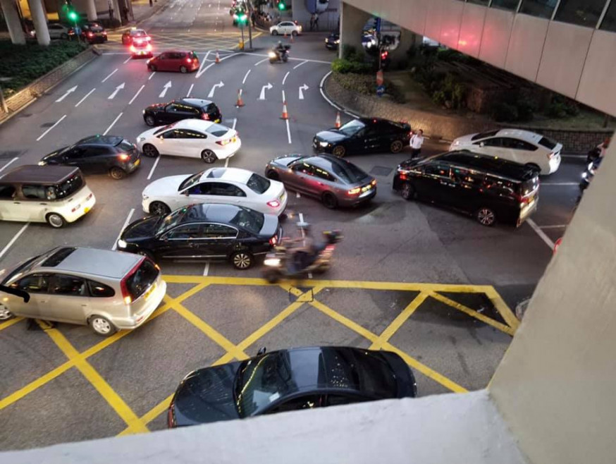 多輛私家車在干諾道中堵塞交通。香港交通突發報料區Cheung Sze Chun 圖片