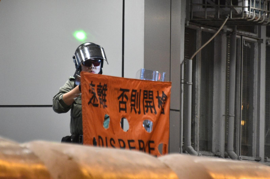 警方多次警告示威者散去。