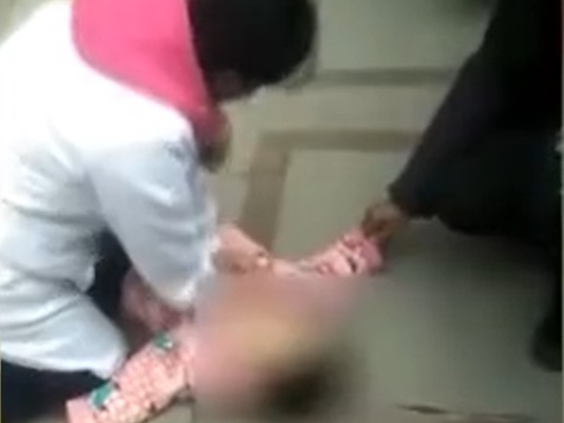 與夫吵架從14樓將2歲兒掟落街致死,涉事母親被批捕後哭訴後悔。(網圖)