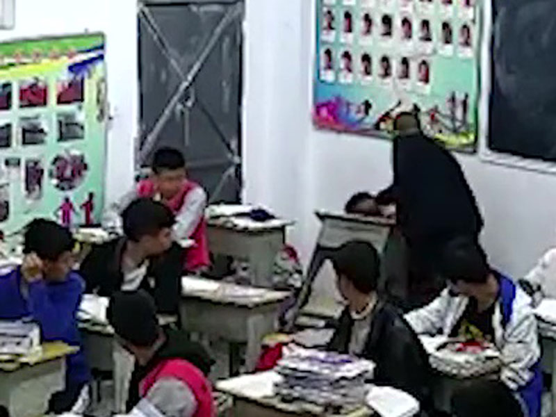 學生被踢倒地,還被老師打頭。(網圖)