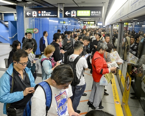 港鐵今晚10時收車。資料圖片