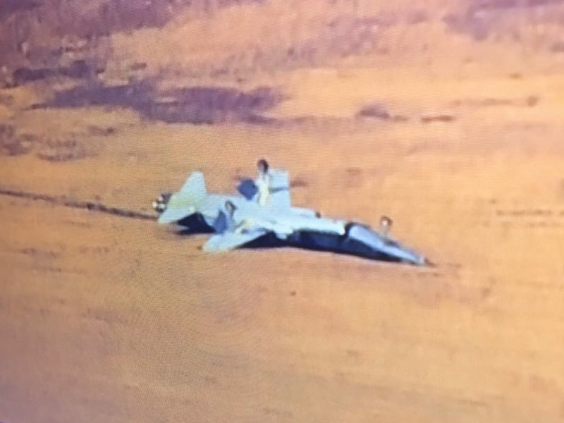 美國空軍兩架T-38教練機於當地時間21日早上9時失事,其中一架停在跑道旁的草地上,機腹朝天。(網圖)
