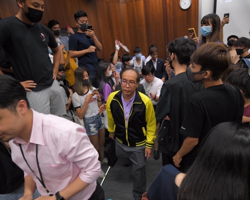 陳偉強(黃色外套者)因發表反示威的評論,被大批學生圍堵指罵。資料圖片