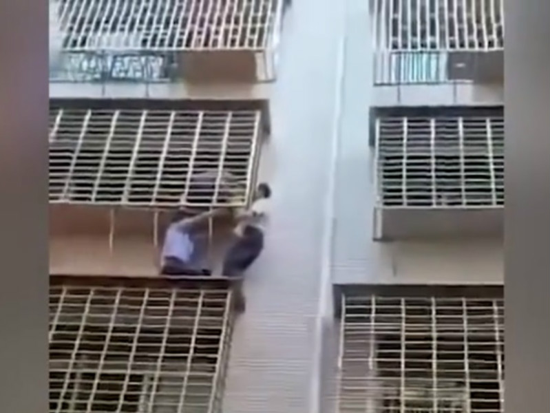 湖南一名3歲男童日前脖子卡在屋外防盜窗的金屬欄杆內,身體懸空。網圖