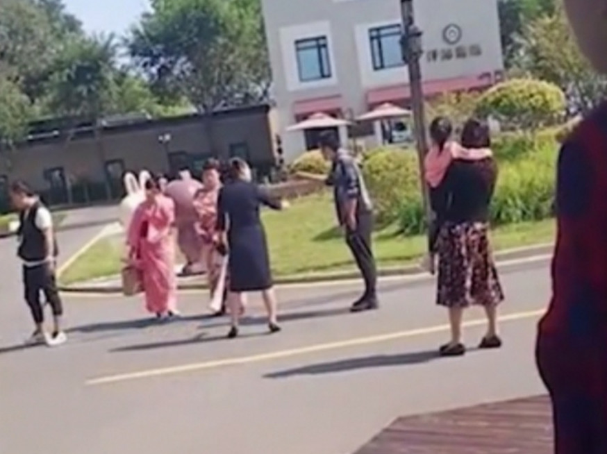 兩女子在秦皇島一個軍事基地旁穿和服拍照引發爭議。(網圖)