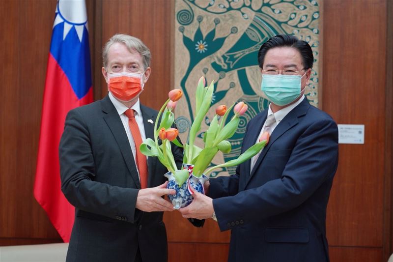 台北的外交部長吳釗燮在今早接見荷蘭駐台代表紀維德。網上圖片
