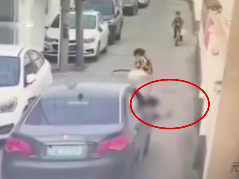 江蘇大媽推嬰兒車過馬路,未察覺BB掉落。(網圖)