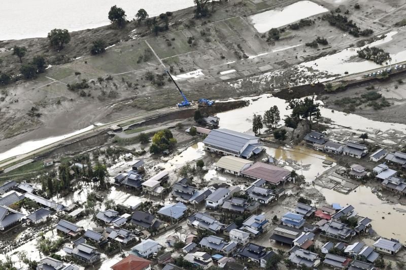 颱風海貝思侵襲日本,死亡人數上升至67人。不少河川潰堤,民眾面對遍布泥水面目全非的家園,感嘆災後情景如海嘯侵襲。AP