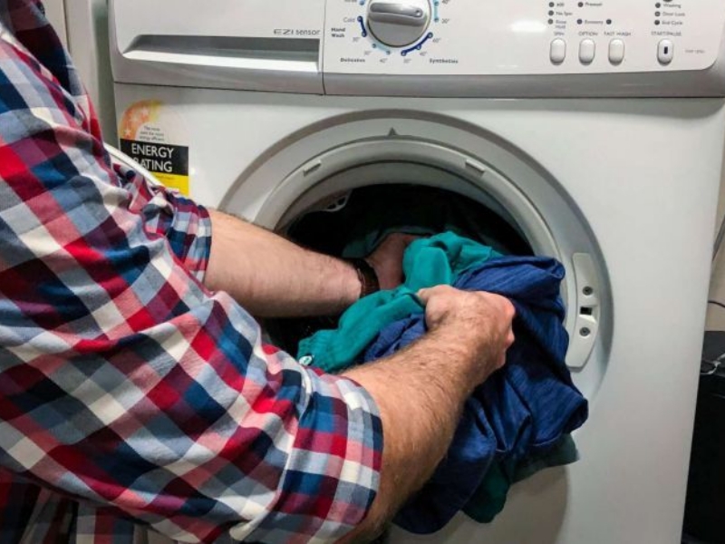 奶奶更指「男人洗衣服晾衣服會身體不好」。網圖