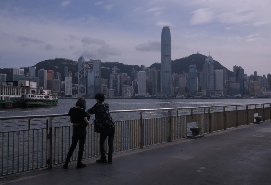 天文台預料本港地區今日短暫時間有陽光,有雨。資料圖片