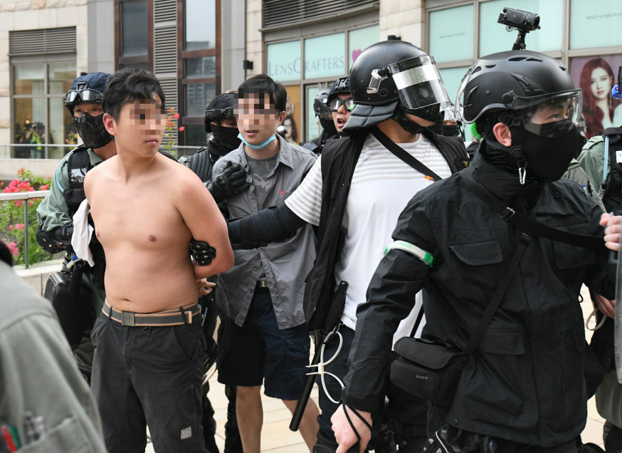 將軍澳一名醫生(灰衣者)在示威中被捕。資料圖片