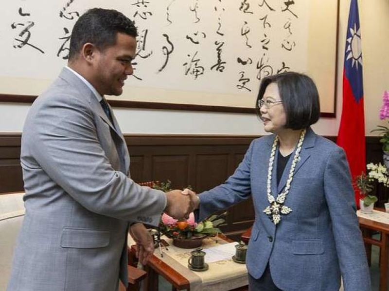 圖瓦盧外長科非與台灣總統蔡英文會面。(網圖)
