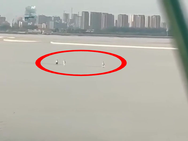 3人涉水過江。(網圖)