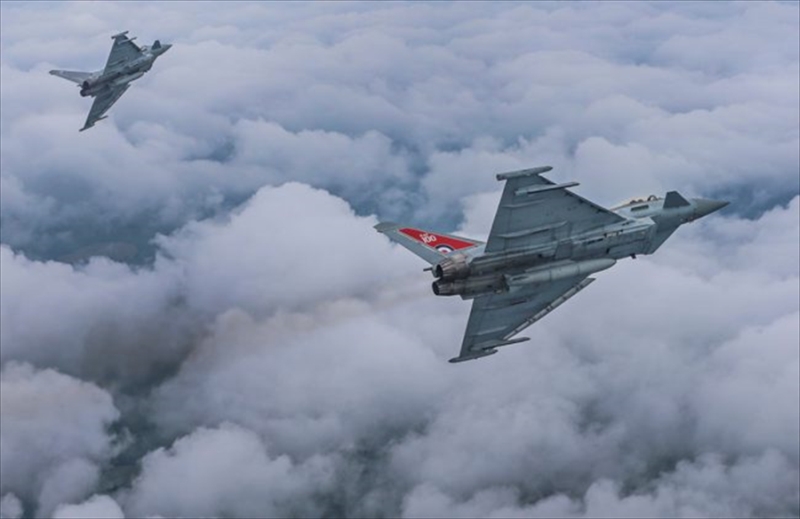 兩架皇家空軍颱風戰鬥機,以超音速飛行,嚇驚倫敦居民。(資料圖片)